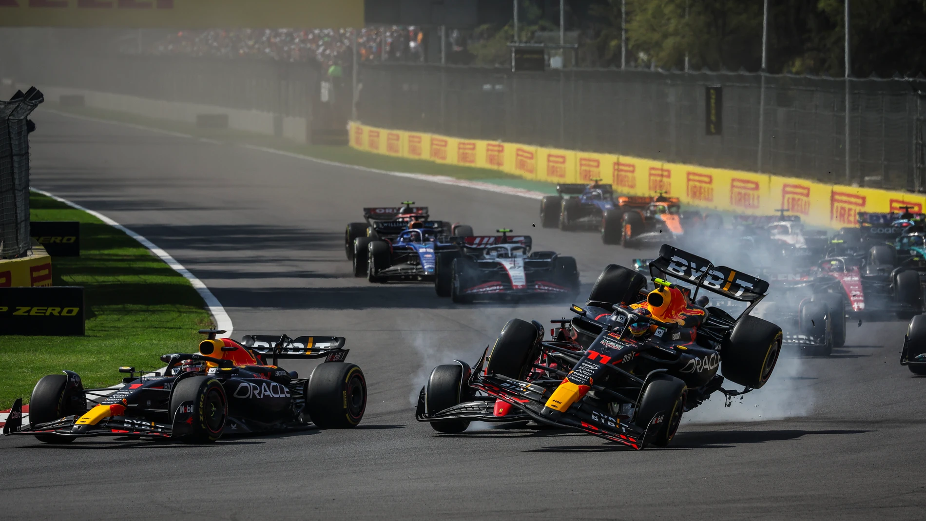 11 PEREZ Sergio (mex), Red Bull Racing RB19, action, start of the race, depart, crash, accident, during the 2023 Formula 1 Grand Premio de la Ciudad de Mexico, 19th round of the 2023 Formula One World Championship from October 27 to 29, 2023 on the Autodromo Hermanos Rodriguez, in Mexico City, Mexico - Photo Florent Gooden / DPPI AFP7 29/10/2023 ONLY FOR USE IN SPAIN