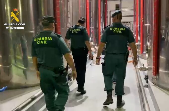 Agentes de la Guardia Civil, en el el interior de la almazara de Carcabuey (Córdoba)