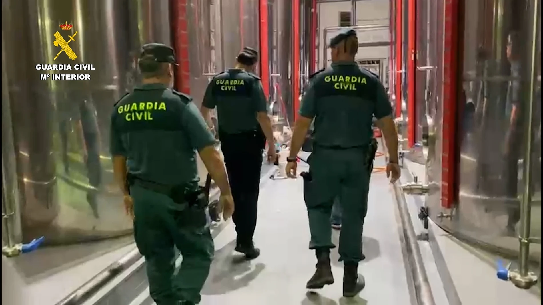 Agentes de la Guardia Civil, en el el interior de la almazara de Carcabuey (Córdoba)