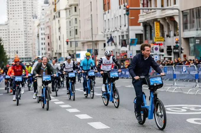 La élite del ciclismo toma la Gran Vía de Madrid, junto a Almeida