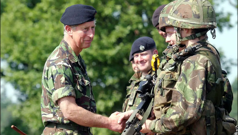 El príncipe Carlos de Inglaterra (vestido de militar) visita a soldados británicos en Paderborn. El regimiento se prepara para ir a Irak.