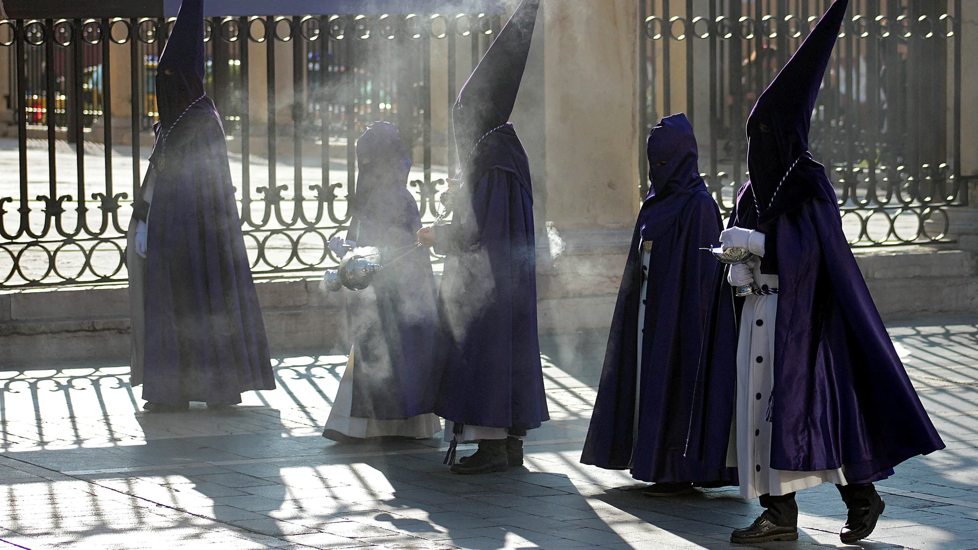 Cofrades de León, durante una procesión de la Semana Santa leonesa