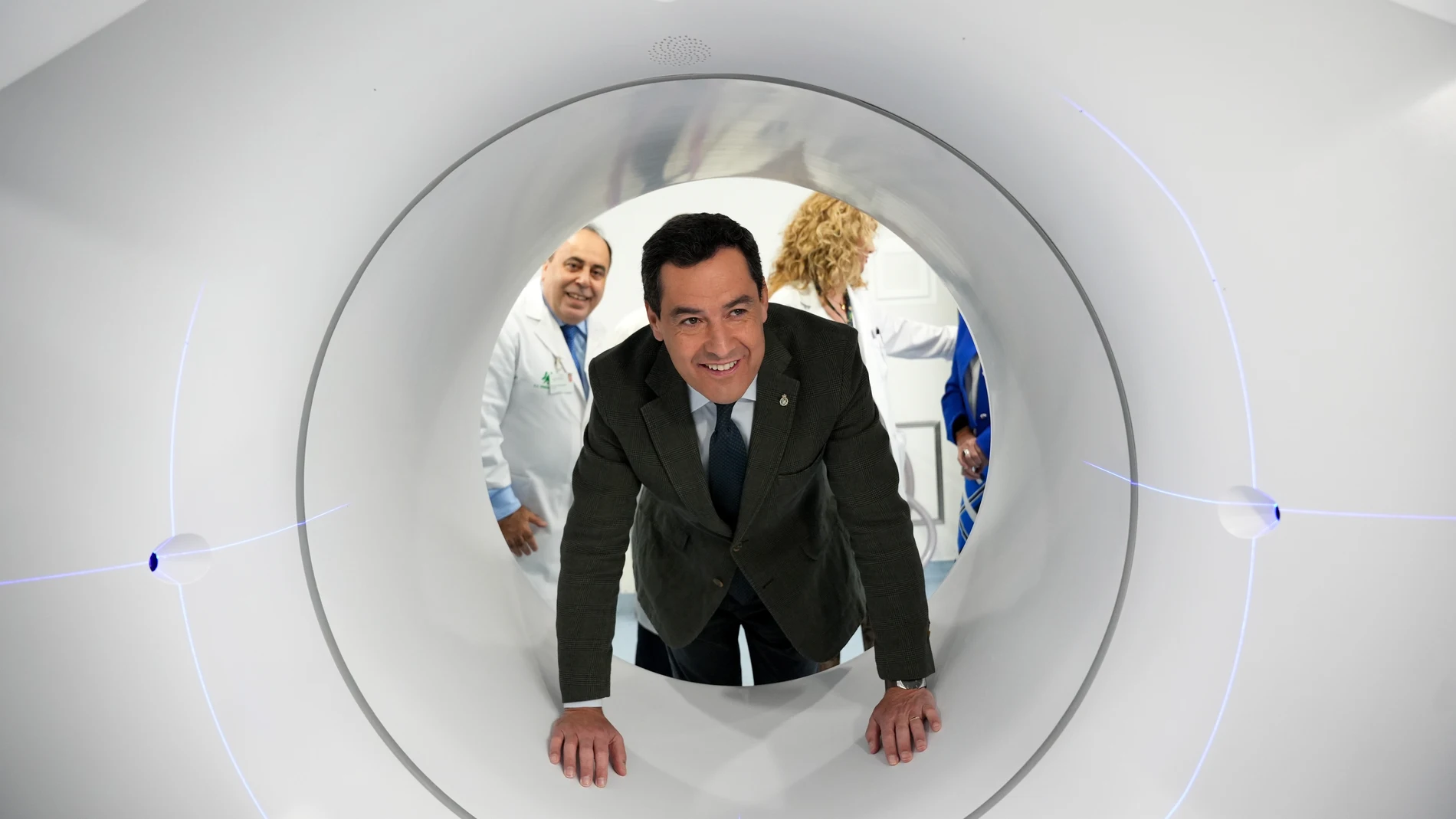 El presidente de la Junta, Juanma Moreno, observa el nuevo acelerador lineal Halcyon, durante su visita al hospital Virgen del Rocío de Sevilla