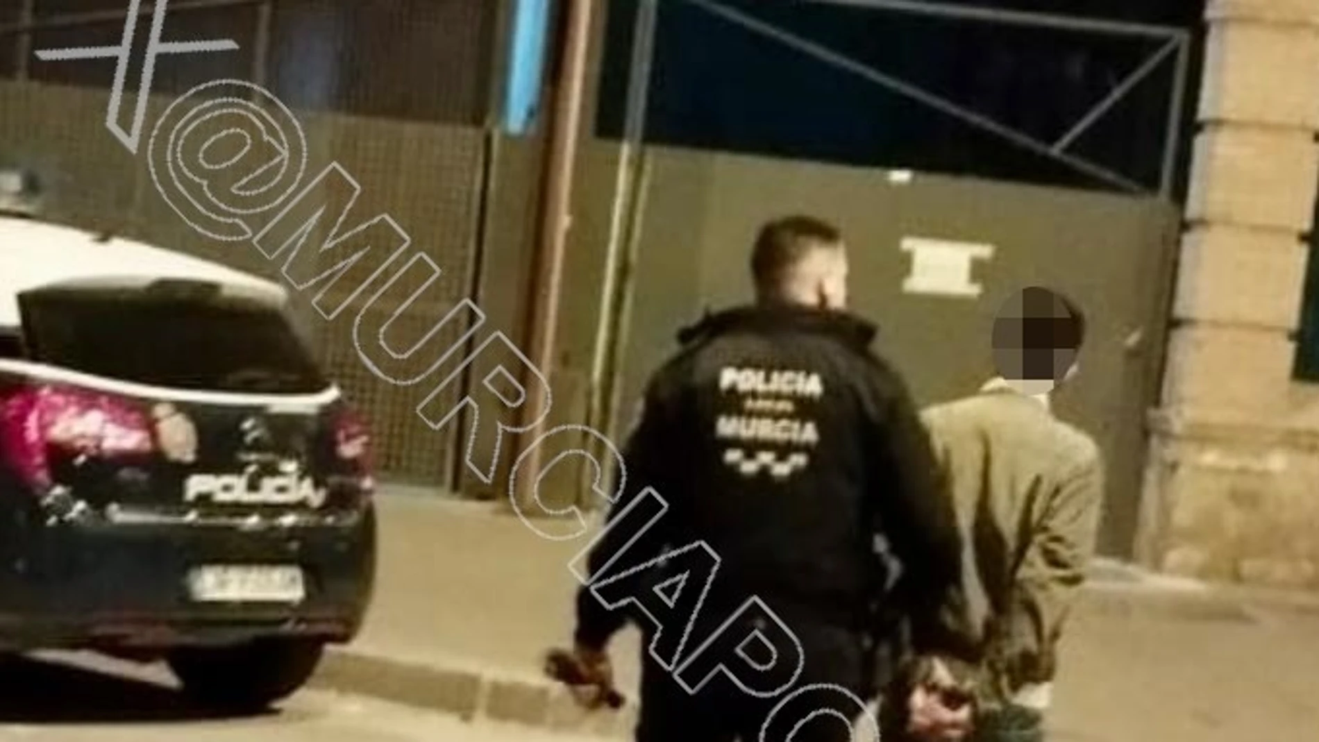 Imagen del detenido, custodiado por la Policía Local POLICÍA LOCAL DE MURCIA 30/10/2023