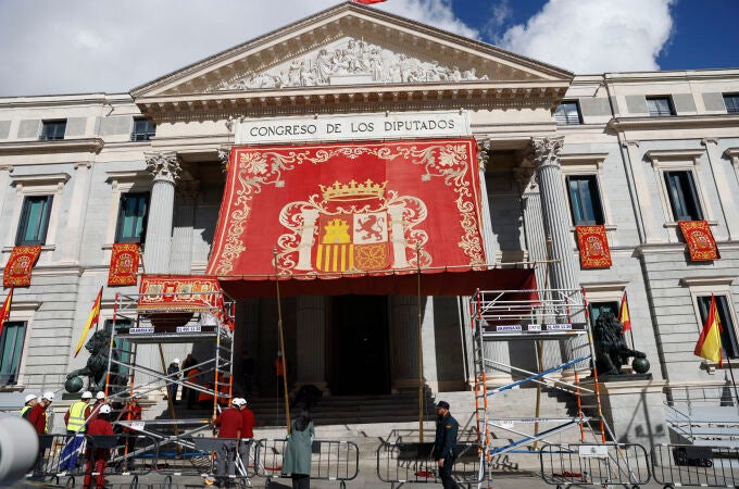 El Congreso coloca el baldaquino en la Puerta de los Leones y engalana su fachada