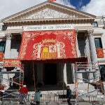 El Congreso coloca el baldaquino en la Puerta de los Leones y engalana su fachada