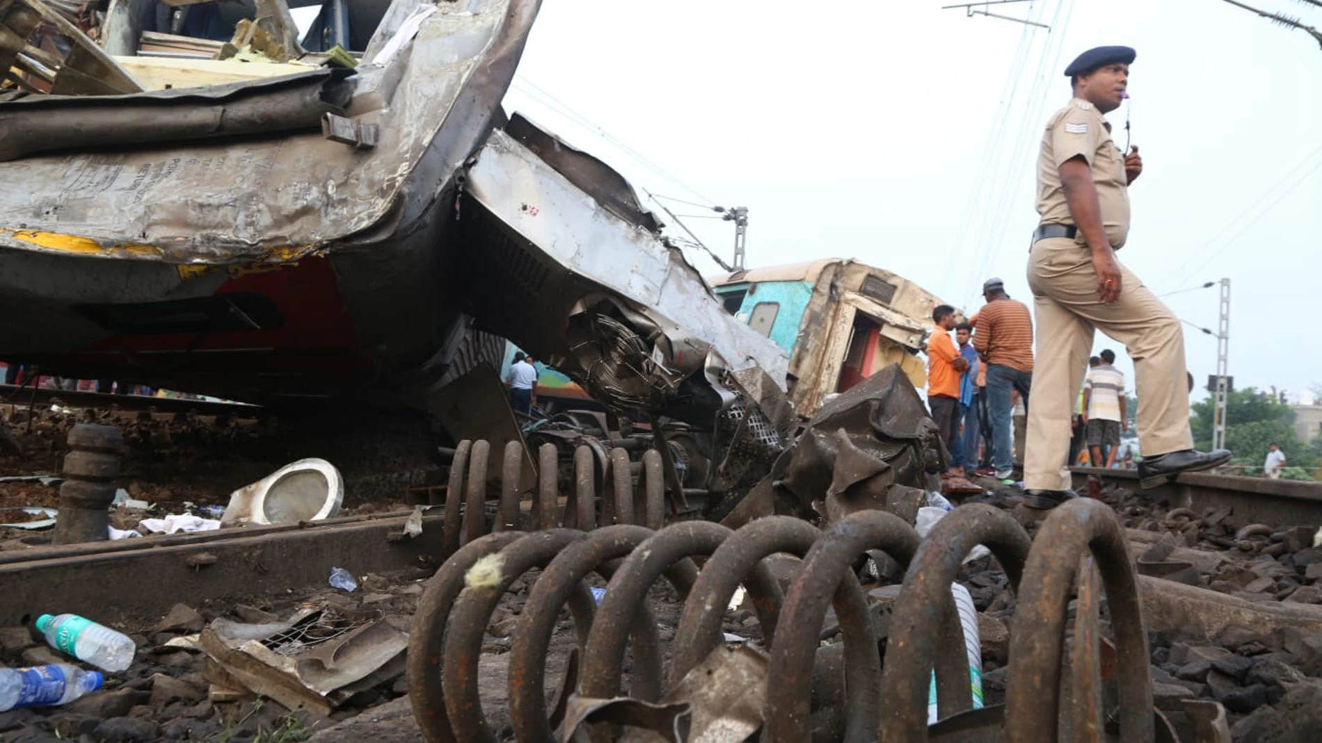 India.- Ascienden a catorce los muertos por la colisión de dos trenes en el este de India