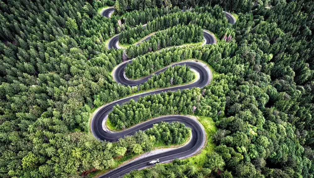 Carretera con curvas desde el paso de alta montaña en Transfagarasan, Rumania.