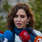 Ayuso acusa a Gobierno de convertir Canarias "en un corredor para las mafias", que saben que "se abre la veda en España"