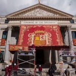 Preparativos de la Jura de la Constitucion de la Princesa Leonor y colocacion del baldaquin en el Congreso de 