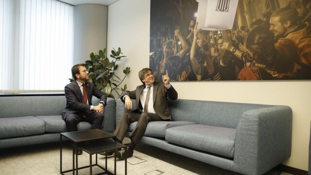 BRUSELAS, 18/05/2022.- El presidente de la Generalitat, Pere Aragonès, este miércoles durante su reunión con el expresidente catalán Carles Puigdemont en Bruselas, tras varias semanas de polémica por el caso de espionaje político a independentistas