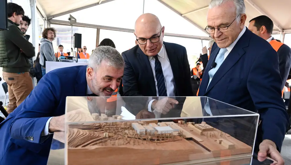 El alcalde de Barcelona, Jaume Collboni, el director del CaixaResearch Institute, Josep Tabernero, y el presidente de la Fundación la Caixa, Isidre Fainé, observan una maqueta del CaixaResearch Institute que comenzará a funcionar en 2025