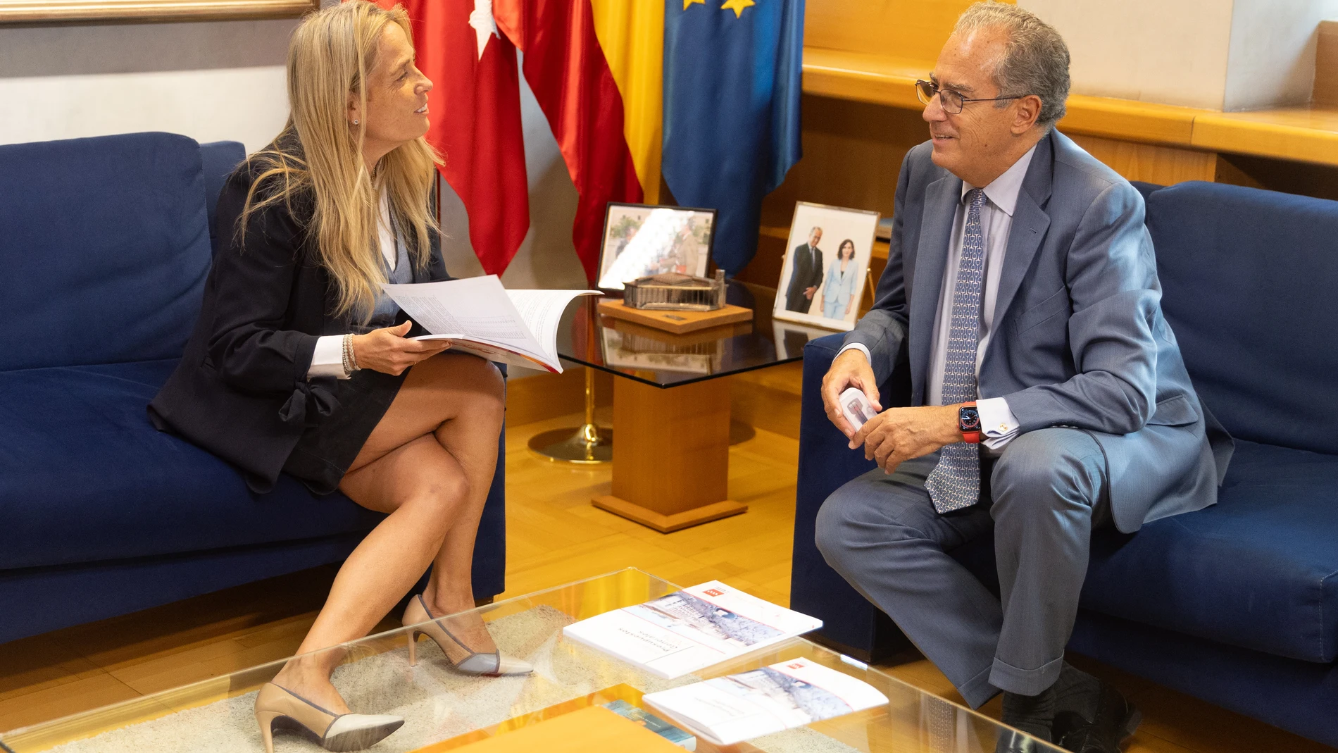 El presidente de la Asamblea de Madrid, Enrique Ossorio, recibe a la consejera de Economía, Hacienda y Empleo, Rocío Albert, quien le hace entrega del proyecto de Presupuestos de la Comunidad de Madrid correspondiente al Ejercicio 2024, en la Asamblea de Madrid, a 31 de octubre de 2023, en Madrid (España). El Consejo de Gobierno de la Comunidad de Madrid ha aprobado hoy el proyecto de ley de Presupuestos para 2024, para empezar su tramitación y que pueda entrar en vigor el 1 de enero. El proy...