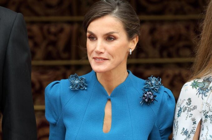 La Reina Letizia recupera su icónico vestido joya azul de Carolina Herrera en la jura de su hija Leonor