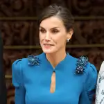 La Reina Letizia recupera su icónico vestido joya azul de Carolina Herrera en la jura de su hija Leonor