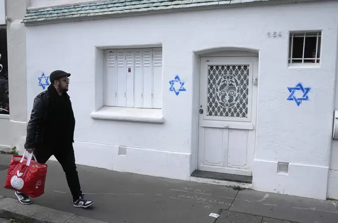 París amanece con grafitis antisemitas en numerosos edificios
