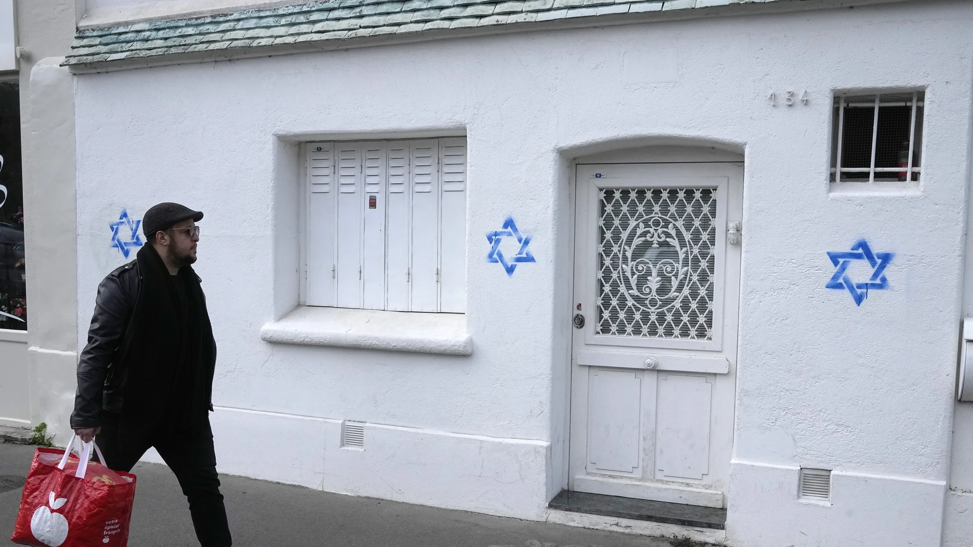 Estrellas de David dibujadas en casas de París