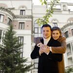 El matrimonio Zelenski y, de fondo, el edificio de Crimea en el que poseían un apartamento