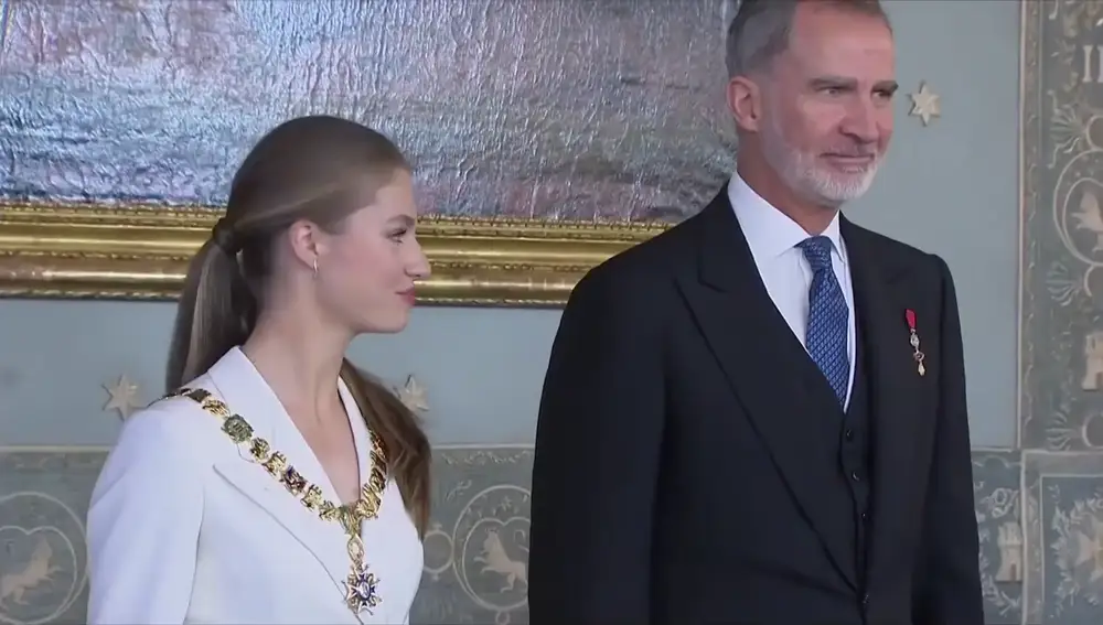 La princesa Leonor recibe el collar de la Orden de Carlos III de manos de su padre Felipe VI