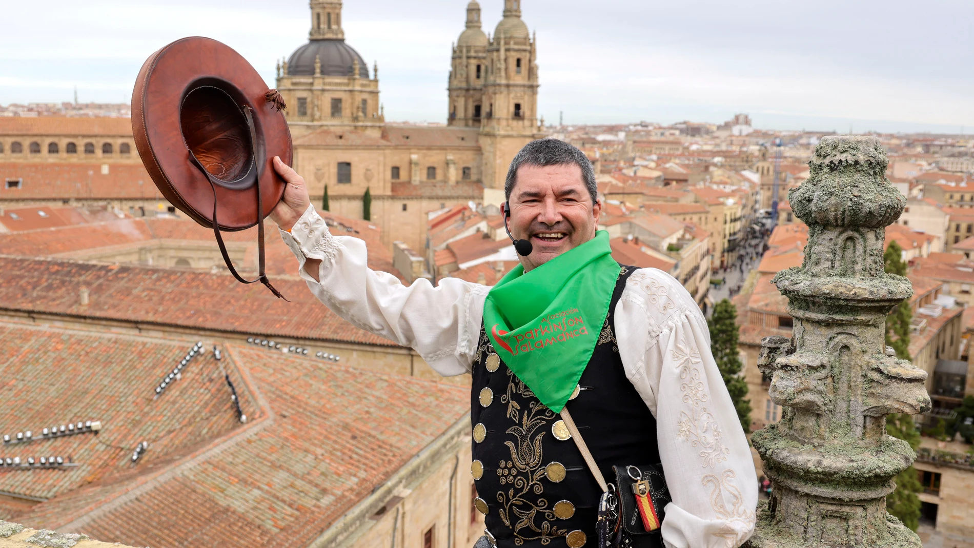 El folclorista Ángel Rufino de Haro cumple la tradición y asciende por trigésimo séptima ocasión a la torre de la Catedral Nueva de Salamanca por los enfermos de ELA y Parkinson