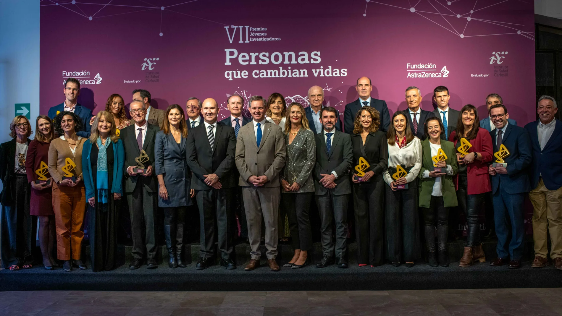 Foto de familia de los galardonados durante la VI edición de los Premios Jóvenes Investigadores de la Fundación AstraZeneca