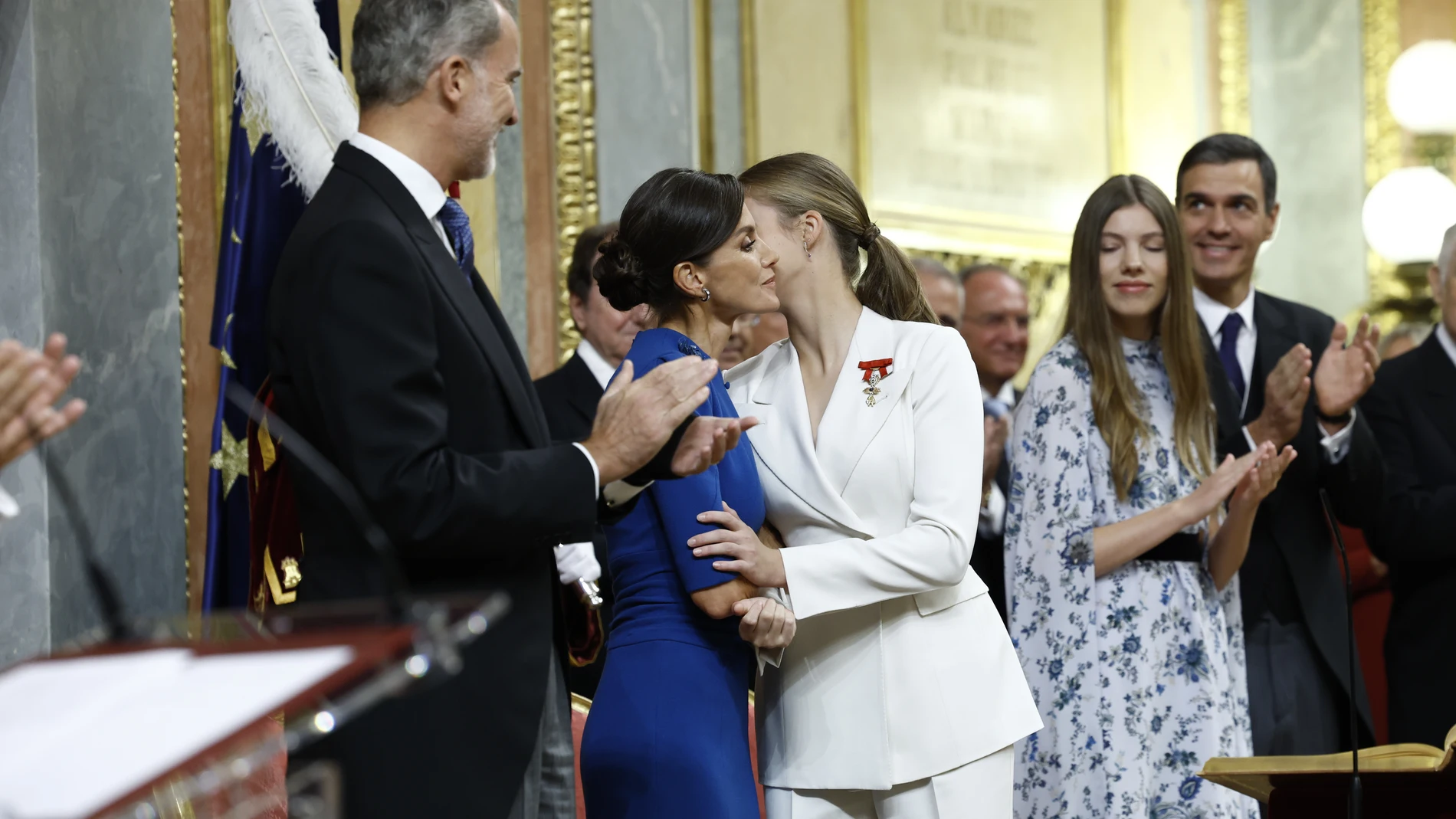 La Reina besa a su hija, la Princesa de Asturias, tras la jura de la Constitución