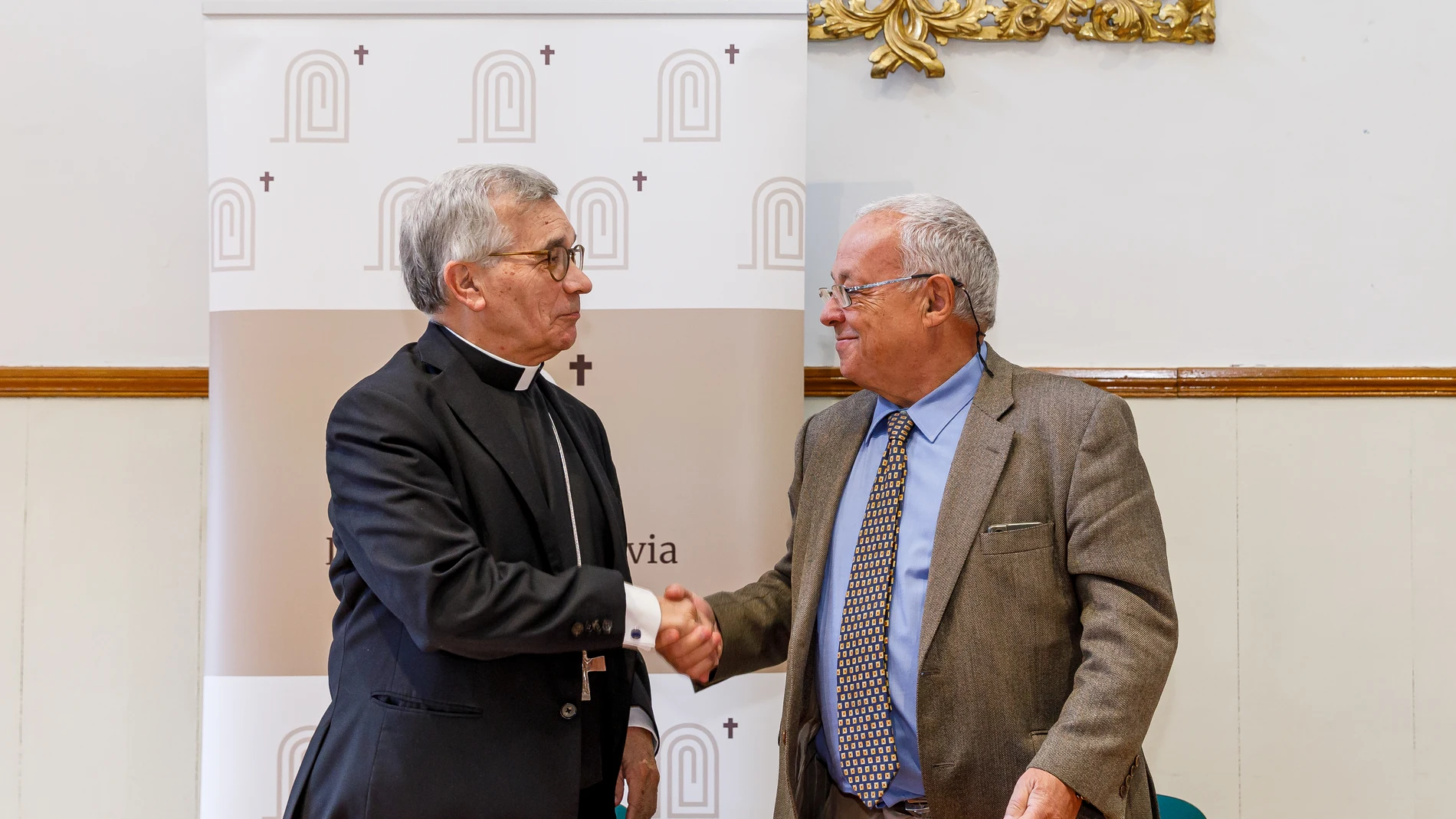 El consejero de Cultura, Turismo y Deporte, Gonzalo Santonja, firma el convenio con el obispo de Segovia, D. Cesar Franco; en materia de patrimonio cultural