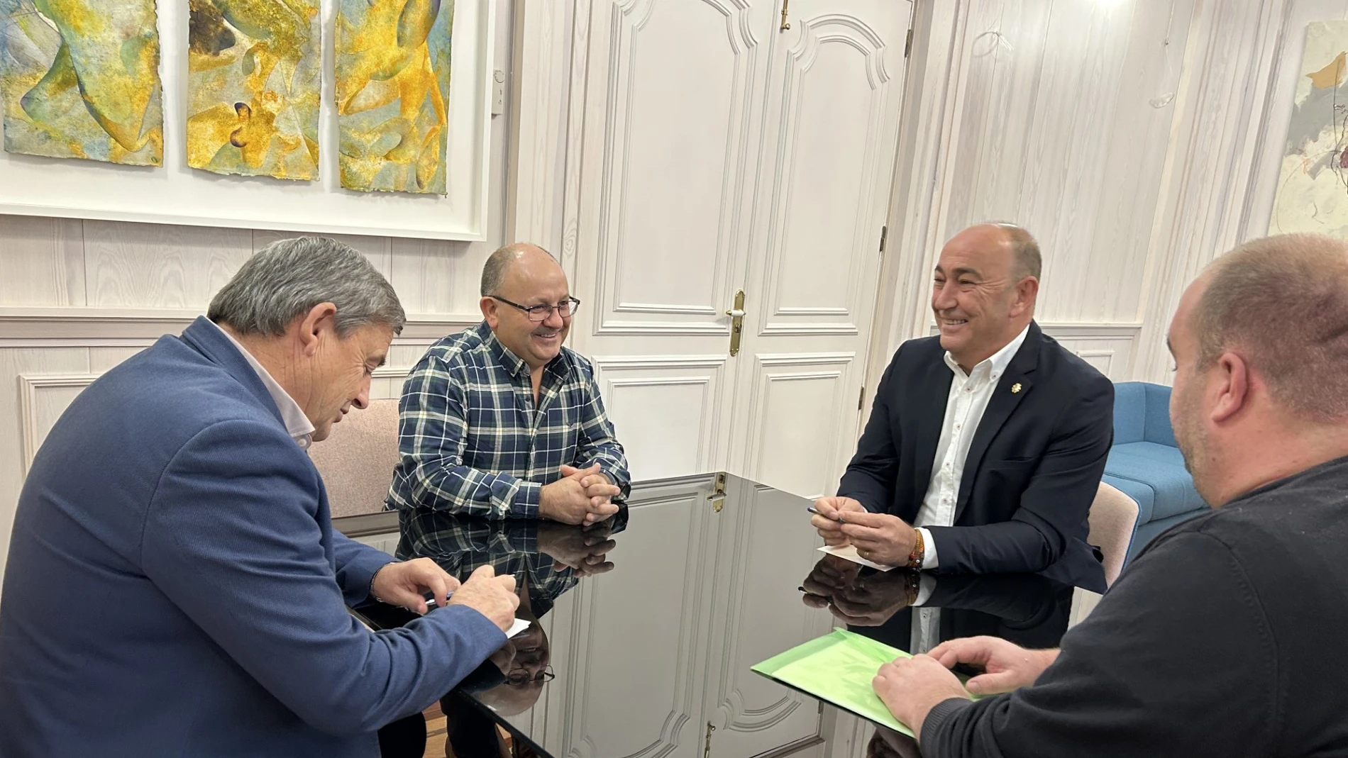 El presidente de la Diputación de Segovia, Miguel Ángel de Vicente, recibe al alcalde de Sebúlcor, Francisco Pastor