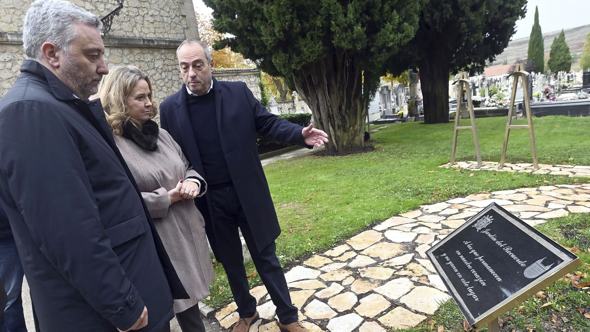 Cristina Ayala, alcaldesa de Burgos, inaugura el Jardín del Recuerdo en el cementerio de San José