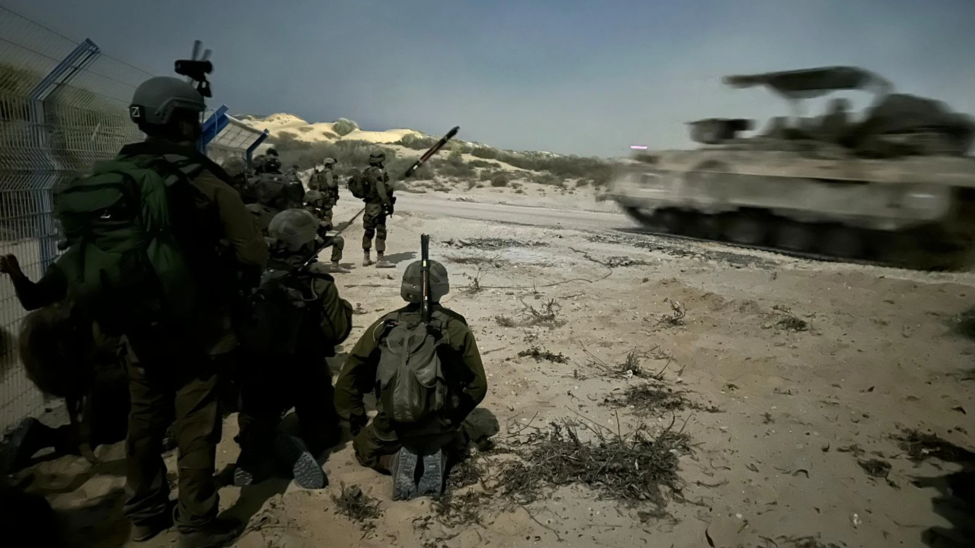 FRANJA DE GAZA, 31/10/2023.- Varios soldados israelíes durante la incursión terrestre en la franja de Gaza, cedidas este martes por el Ejército israelí. EFE/ Fuerzas de Defensa de Israel SOLO USO EDITORIAL/SOLO DISPONIBLE PARA ILUSTRAR LA NOTICIA QUE ACOMPAÑA (CRÉDITO OBLIGATORIO) 