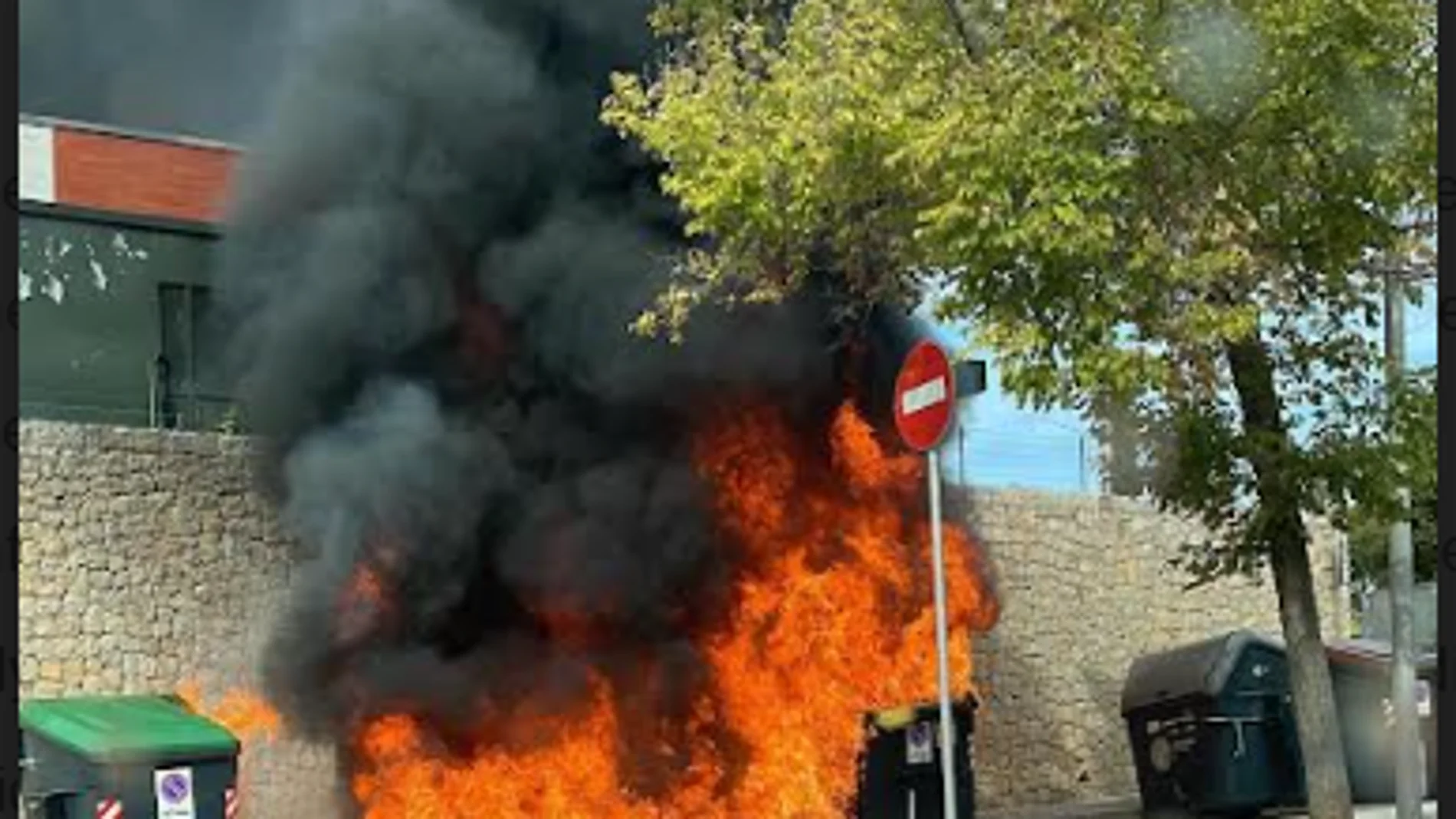 El contenedor en llamas después de que el menor arrojara un mechero