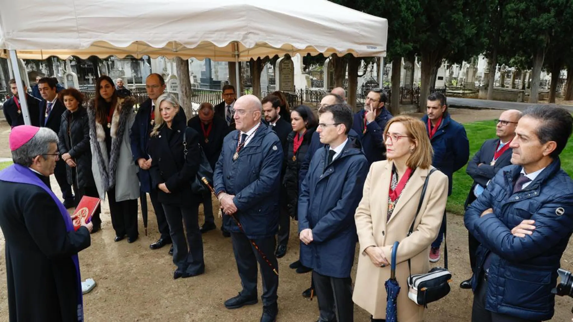El alcalde de Valladolid, Jesús Julio Carnero, asiste al acto del Día de Todos los Santos en el cementerio del Carmen