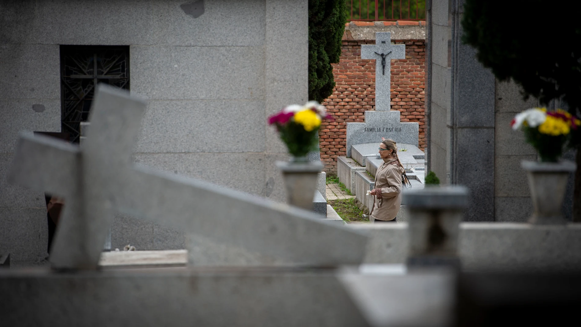 Varias lápidas en el cementerio de San Isidro, a 1 de noviembre de 2023, en Madrid (España). Más de medio millón de personas visitan estos días los cementerios madrileños para recordar a sus seres queridos con motivo del Día de Todos los Santos y el Día de Todos los Difuntos, que se celebran, respectivamente, hoy y mañana, 2 de noviembre. Este año, al caer la festividad en mitad de semana y no haber puente, se esperan más visitantes que los años anteriores, muy marcados también por la pandemi...