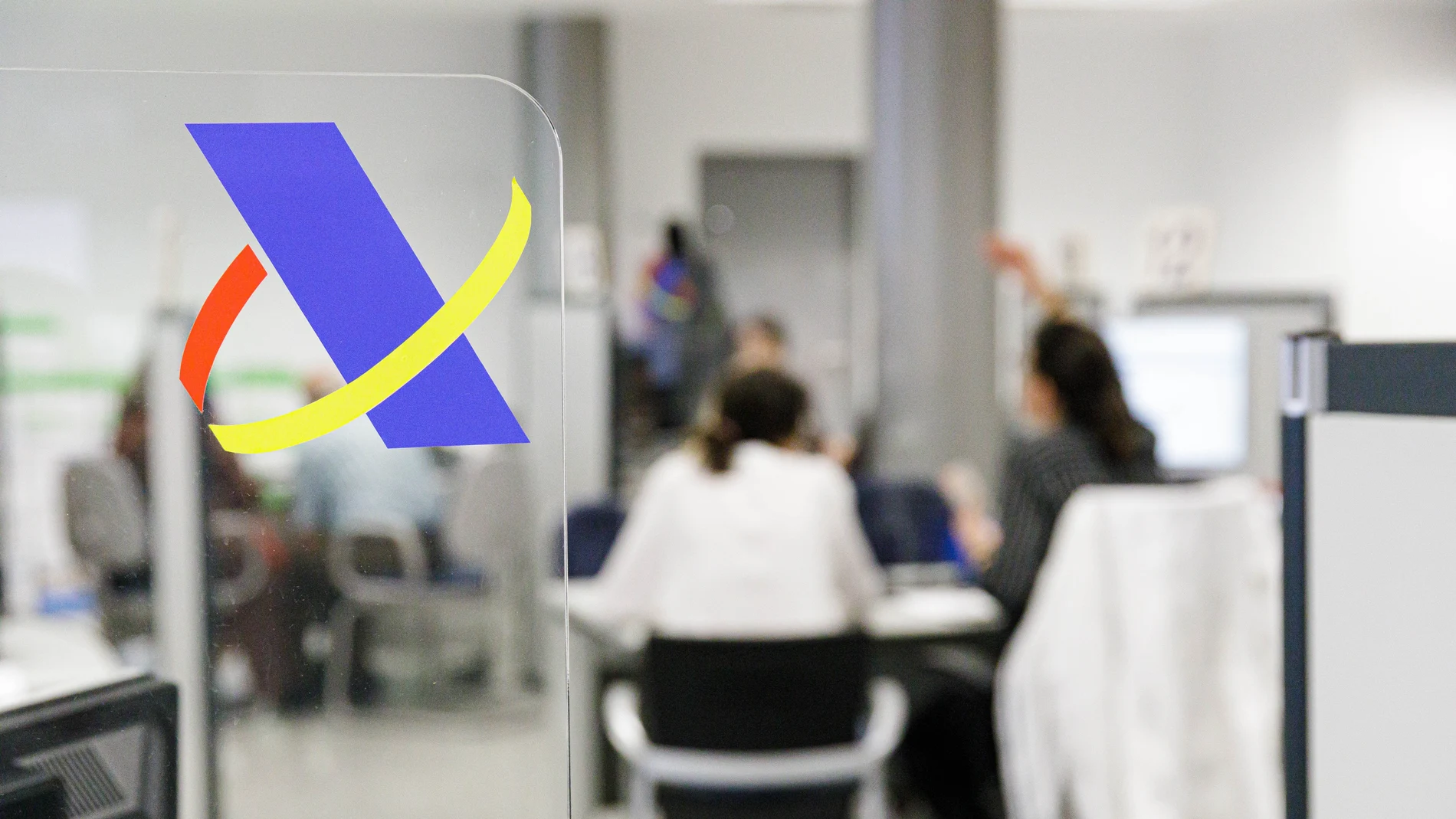 Varias personas son atendidas en la Agencia Tributaria para presentar la declaración de la renta