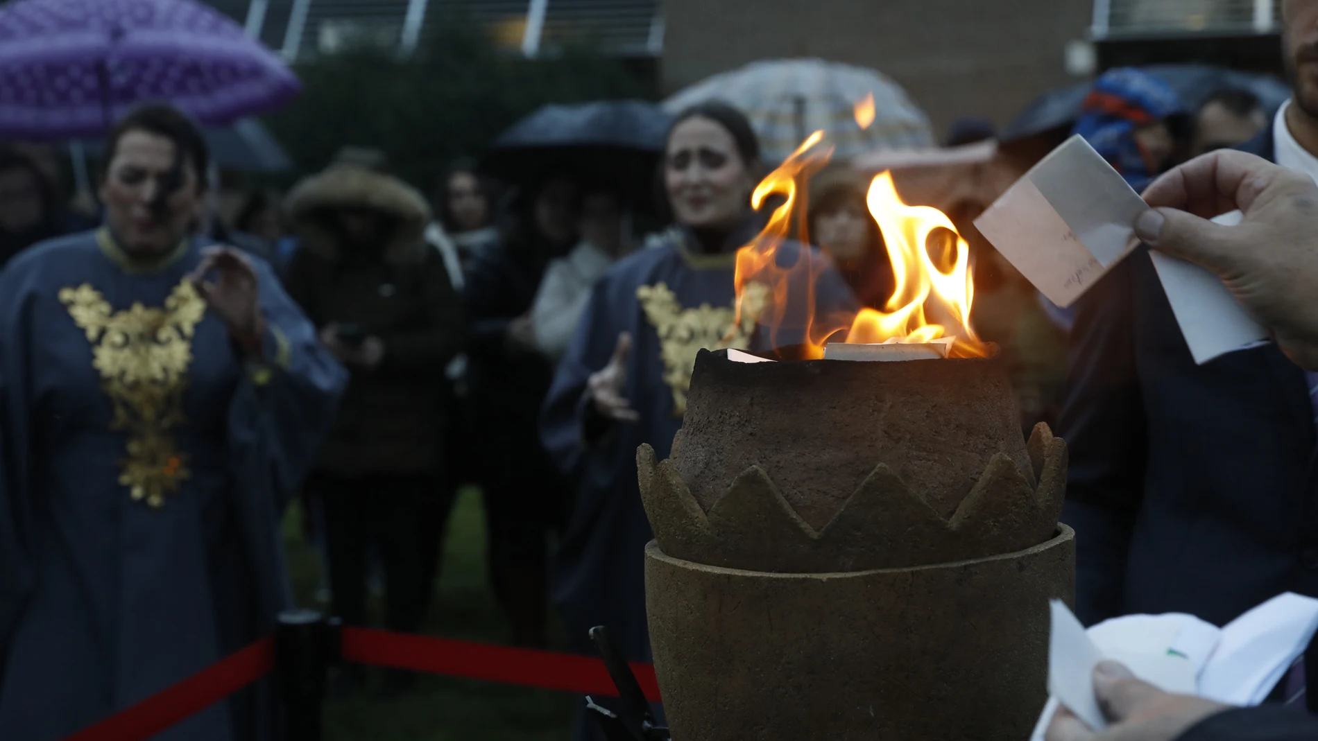 Homenaje a las personas difuntas en el cenenterio el jardin de Alcala de Henares. © Jesús G. Feria.