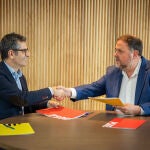 Bolaños y Junqueras sellan en Barcelona el pacto entre PSOE y ERC para investir a Sánchez