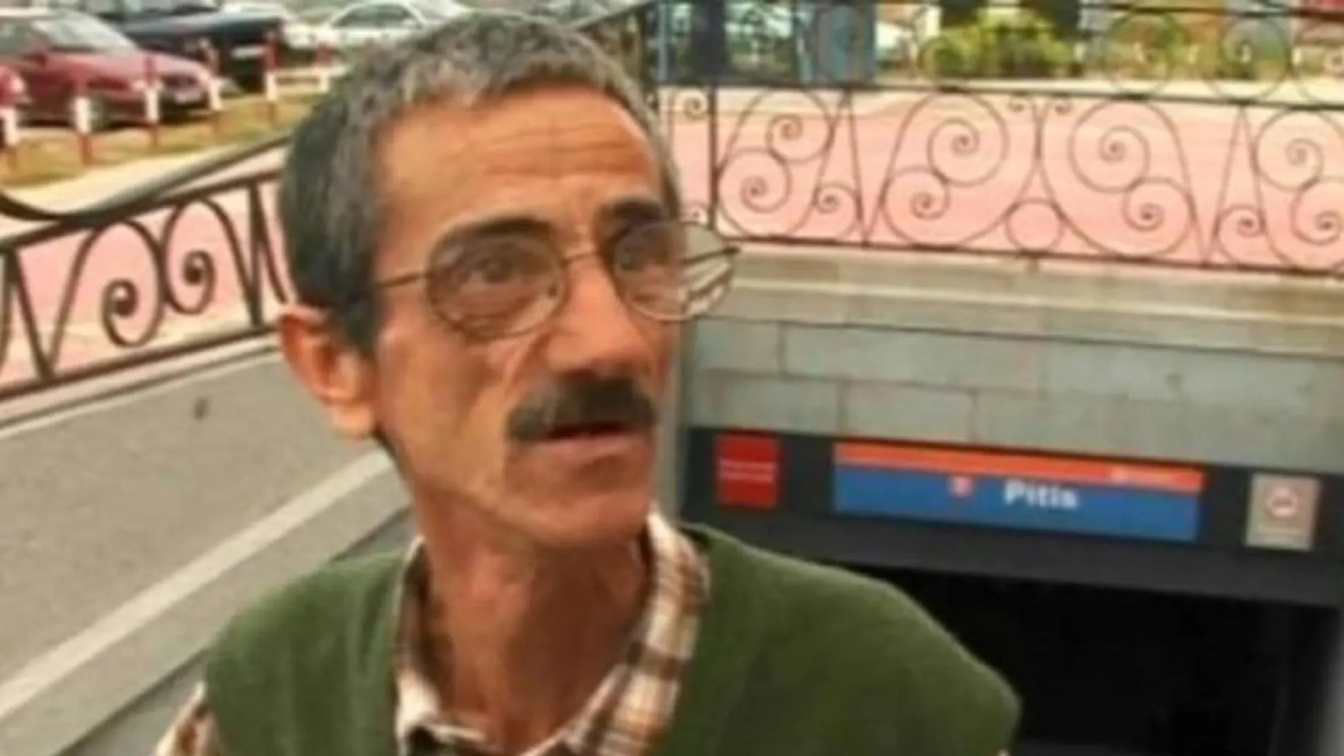 Ramón el vanidoso, saliendo de la boca del metro de Pitis, uno de los personajes que dio a conocer el programa