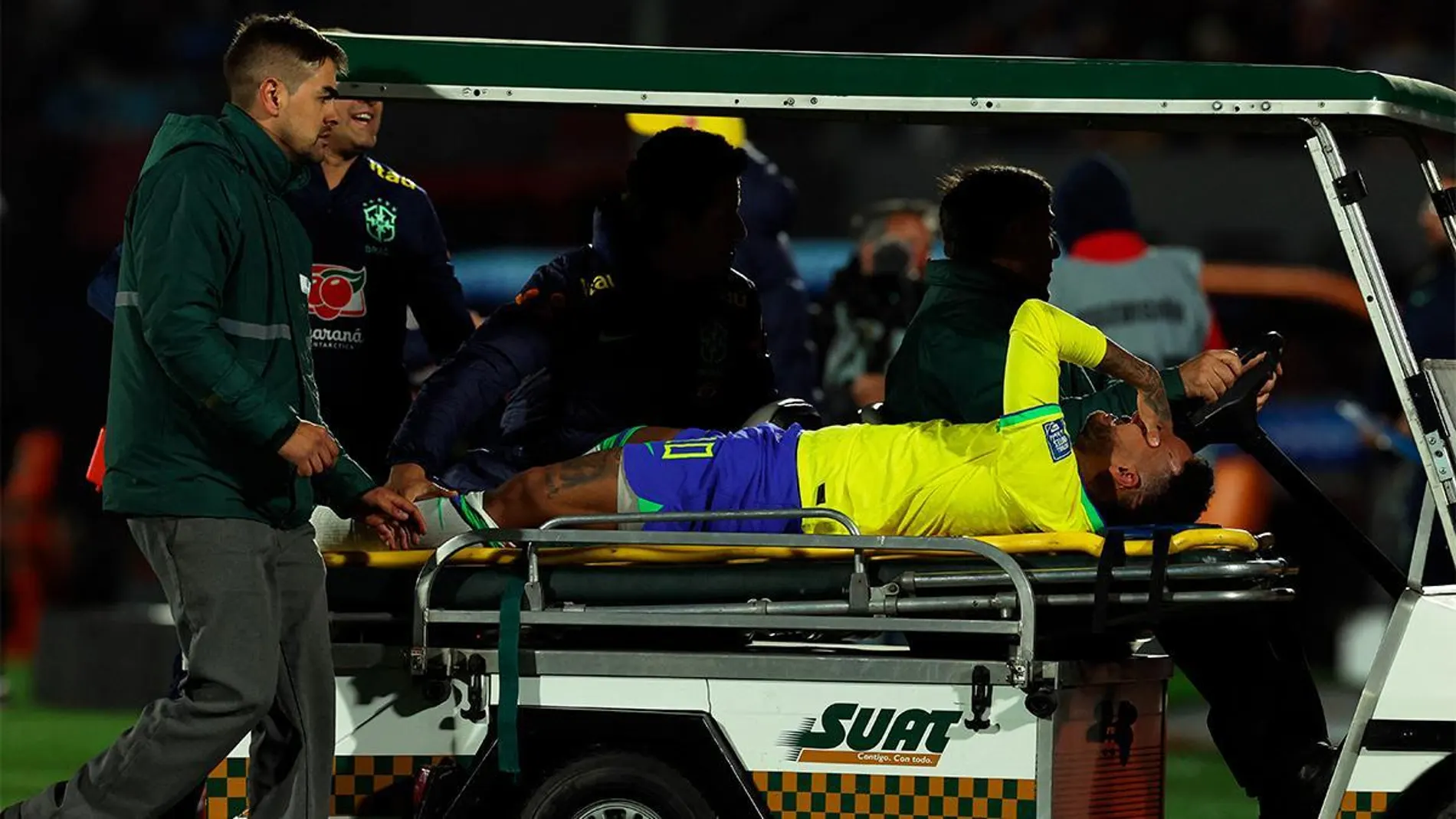 Neymar, operado con éxito de su rodilla izquierda