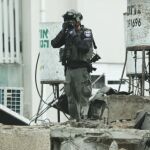 Un soldado israelí en medio de una operación urbana