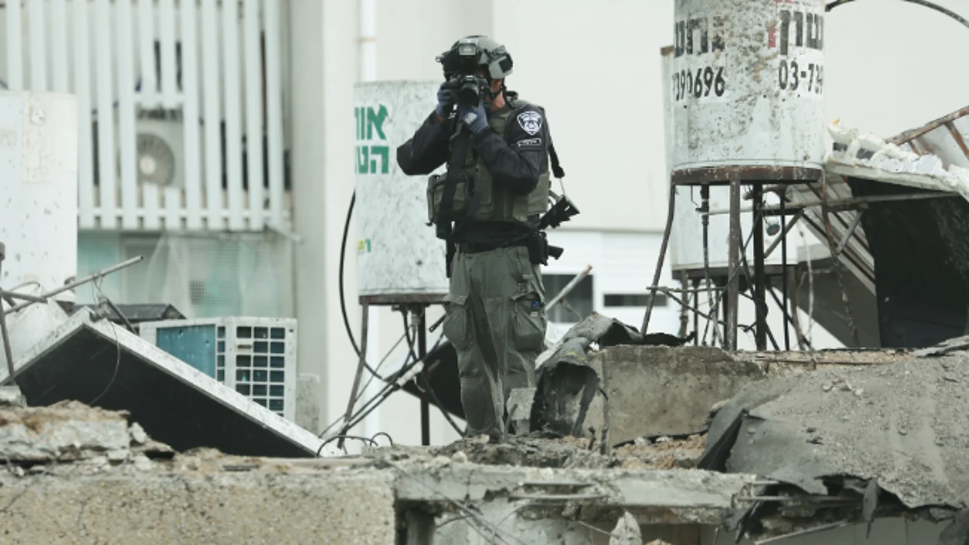 Un soldado israelí en medio de una operación urbana