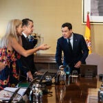 El presidente Juanma Moreno flanqueado por los consejeros Antonio Sanz, Patricia del Pozo, Carolina España y Rocío Blanco