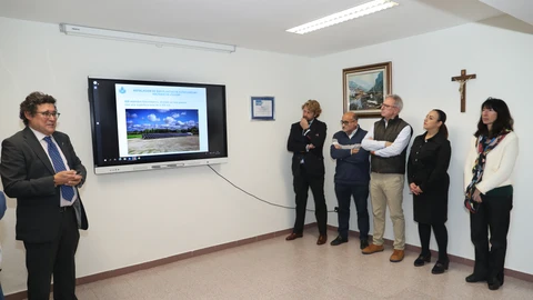El gerente del complejo San Juande Dios, Mariano Cortés, junto a la alcaldesa de Palencia, Miriam Andrés; y al subdelegado del Gobierno, Ángel Miguel, entre otros , presenta de forma virtual la planta fotovoltaica del Centro Asistencial San Juan de Dios de Palencia que no ha podidio ser visitada por el temporal de agua y viento