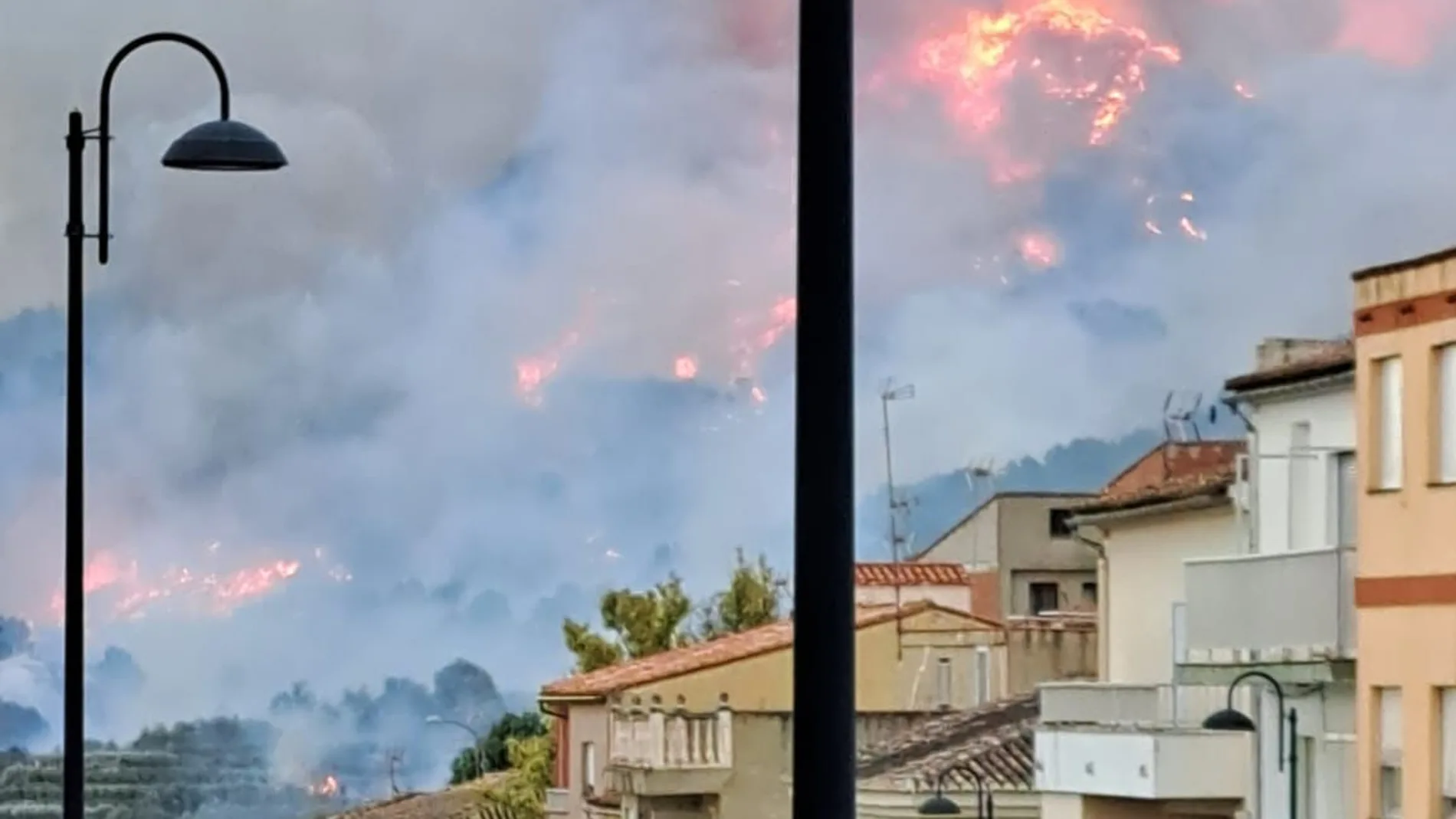 Un incendio forestal en Montitxelvo obliga a desalojar el municipio de Terrateig (Valencia)