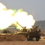  Israeli soldiers of an artillery unit fire a 155mm shell near the Gaza border, southern Israel , 02 November 2023. 