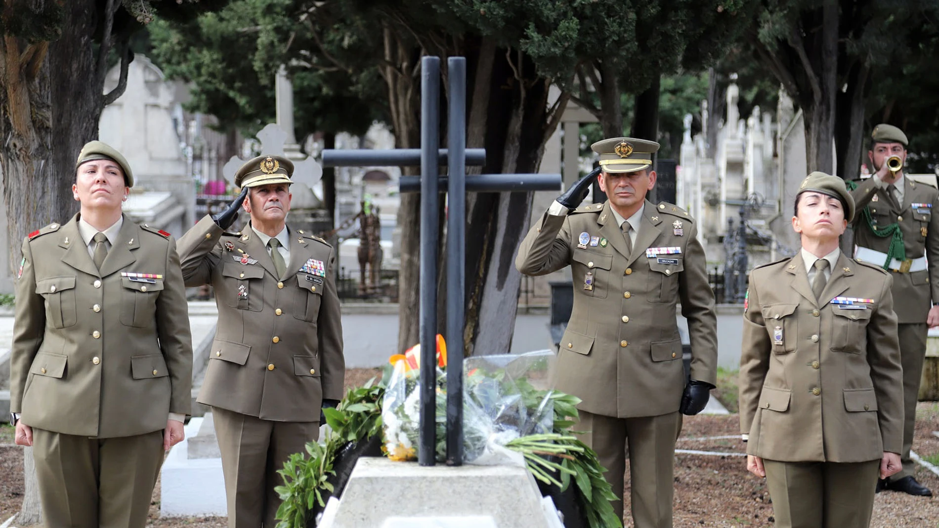 Homenaje en el cementerio del Carmen de Valladolid a los militares de todos los tiempos, que dieron su vida por la Patria