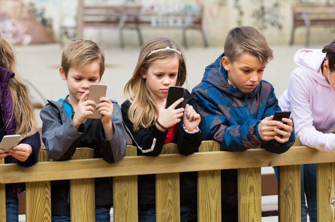 Niñas y niños mirando sus móviles
