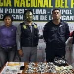 Agentes de la Policía Nacional de Perú disfrazados junto a uno de los arrestados por narcotráfico