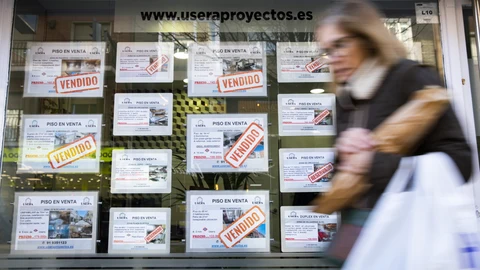 Anuncios de venta y alquiler de viviendas en una inmobiliaria
