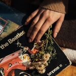 Mano agarrando un disco de los Beatles