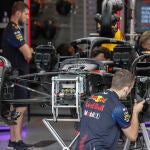 Mecánicos de Red Bull trabajan en el "paddock" de Interlagos